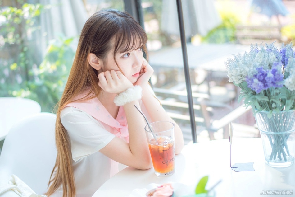 本已经闭目待死的伏德闻言不禁微微一怔，下意识的点点头。